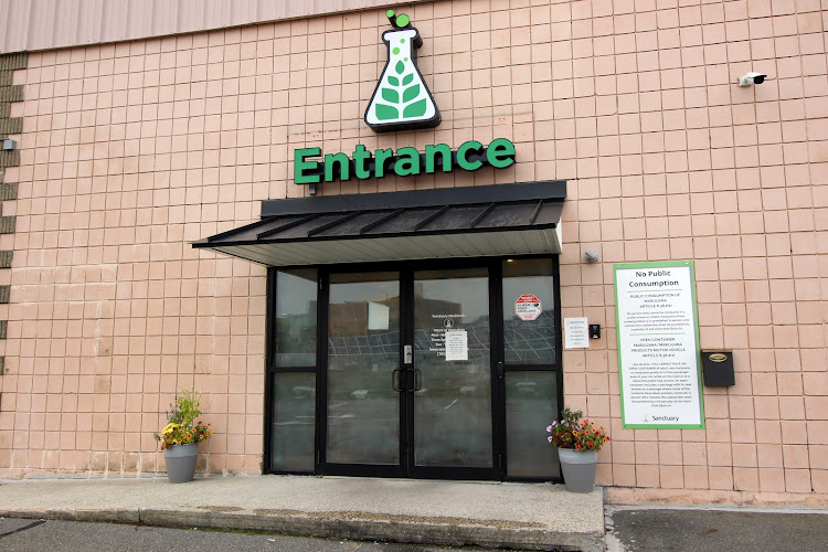 Sanctuary Medicinals Woburn Woburn, Massachusetts Rollingcanna