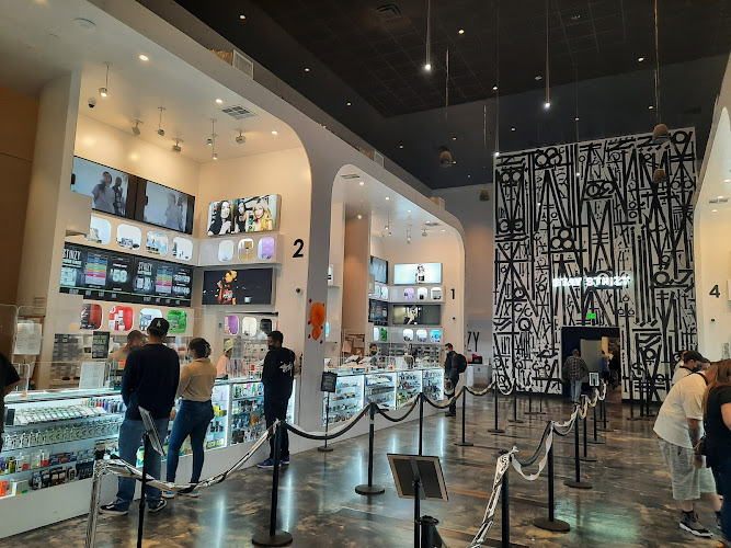 STIIIZY Downtown LA exterior view showcasing professional Cannabis store services in Los Angeles, California
